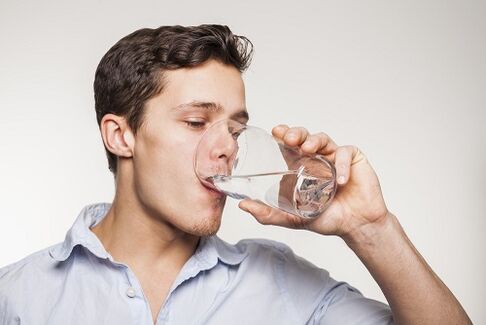 Anweisungen zur Einnahme der Kapseln mit einem Glas Wasser