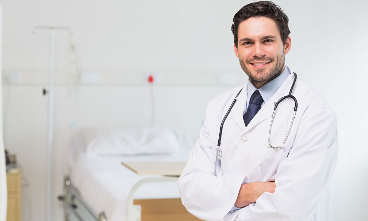 Der Arzt verschreibt Medikamente zur Behandlung von Prostatitis aufgrund des Ergebnisses von Analysen