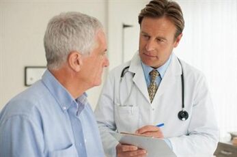 Patient mit Prostatitis bei einer Konsultation mit einem Urologen